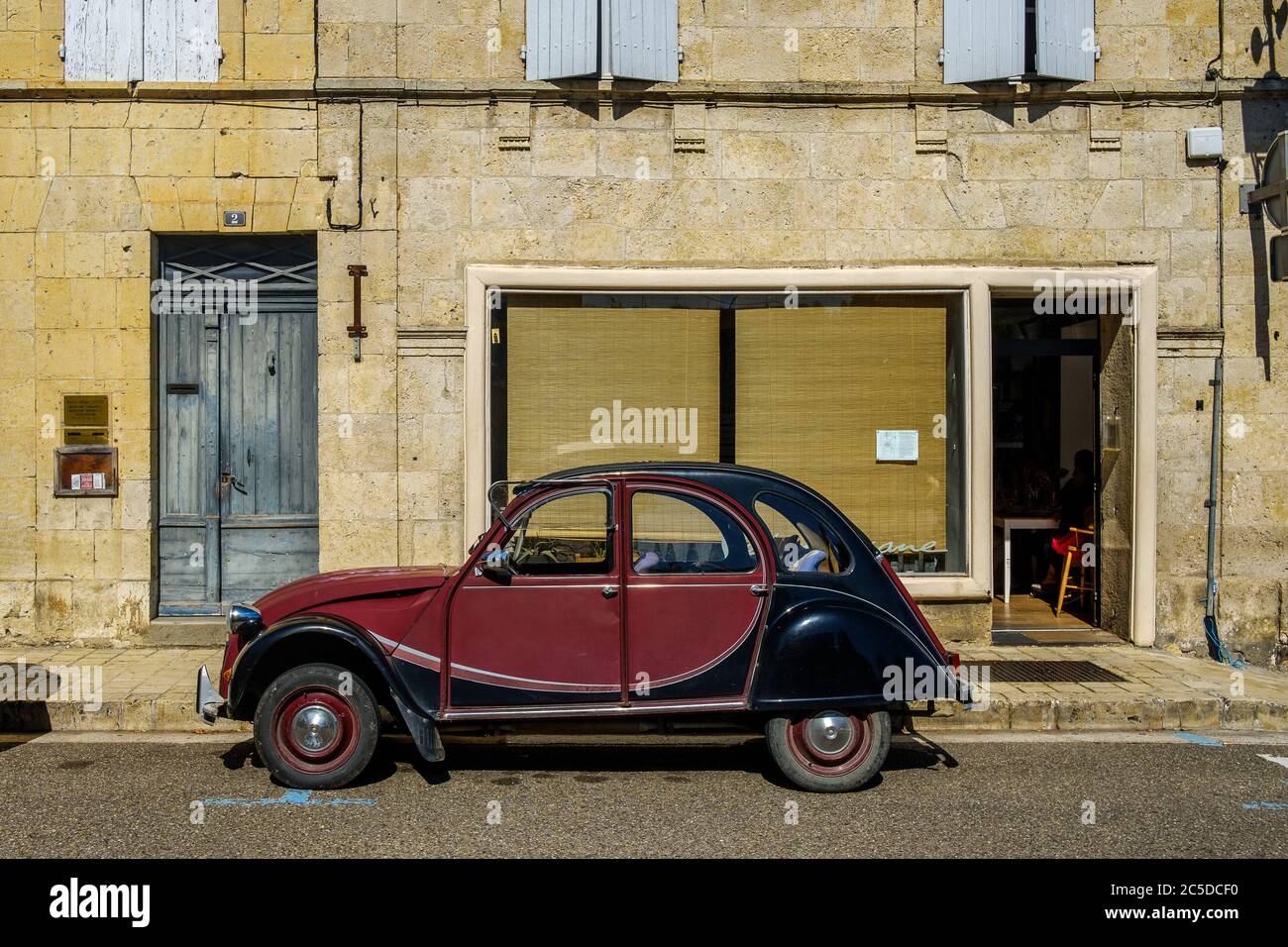 Brown Citroen 2CV Charleston Auto geparkt in der Rue Nationale, Lectoure, Gers, Frankreich Stockfoto