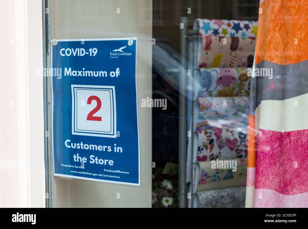 Haddington, East Lothian, Schottland, Großbritannien 2. Juli 2020. Covid-19 Leben: Das tägliche Leben in der Marktstadt ist ruhig, auch wenn die Absperrung erleichtert wird und einige nicht-wesentliche Geschäfte geöffnet sind. Im Stadtzentrum herrscht normalerweise an einem Wochentag morgens ein geschäftiges Treiben. Ein kleiner Laden in der Hauptstraße mit einer Benachrichtigung, die während der Pandemie maximal 2 Kunden im Laden erlaubt Stockfoto
