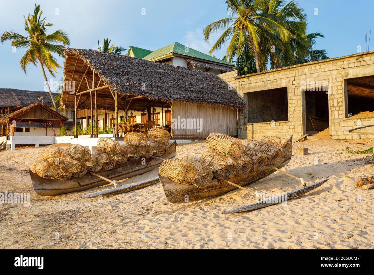 Traditionelle madagassische Bambusweben Krustenfischfangfalle am Strand in Nosy Be. Madagaskar Landschaft Szene. Stockfoto