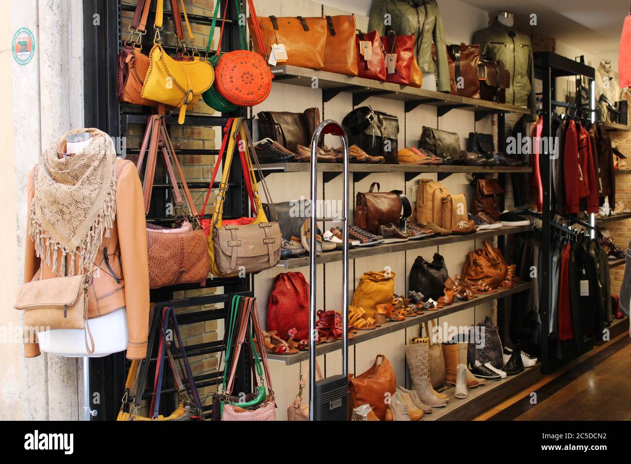 Lederwaren Shop in rom Stadtzentrum Frauen Lederwaren sind auf dem Display Stockfoto