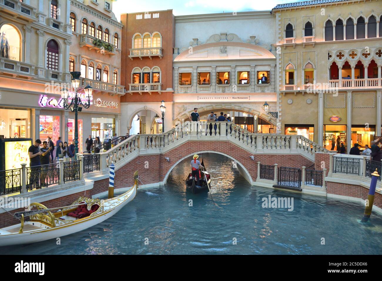 LAS VEGAS, USA - 19. MÄRZ 2018 : das venezianische Hotel und Kasino Interieur. Die Gondelfahrt auf dem Canal Grande Stockfoto