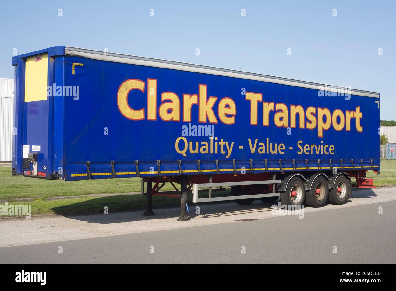 Clarke Transport Anhänger auf der Hauptstraße in Kenfig Industriegebiet geparkt Stockfoto