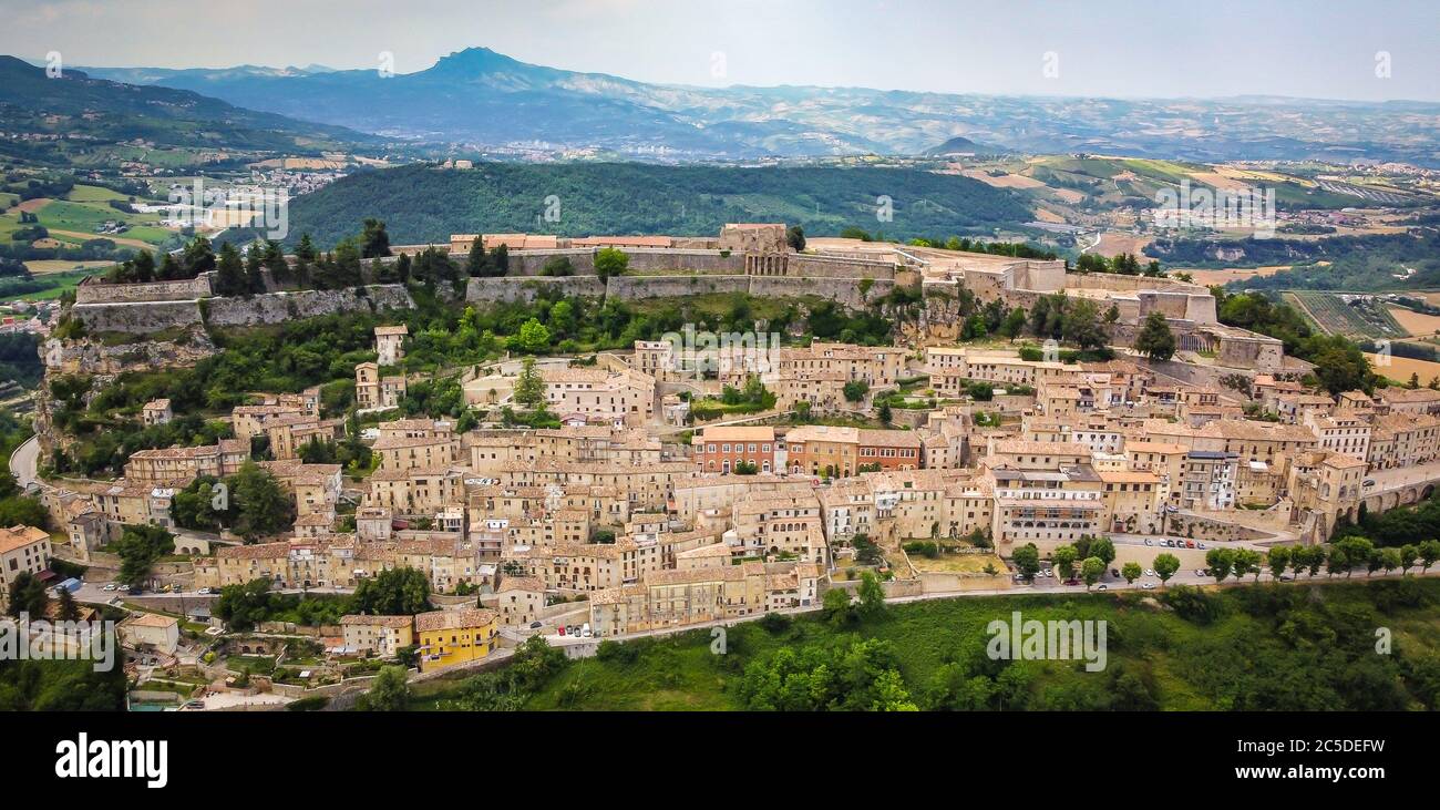 Civitella del Tronto - Panoramablick von oben auf die schöne Bergstadt Civitella del Tronto aus dem 16.. Jahrhundert in den Abruzzen, italien - Europa. Stockfoto