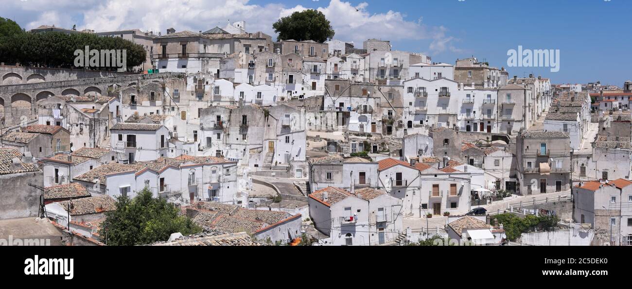 Panoramablick auf Monte Sant'Angelo auf dem Gargano mit weißen Häusern in Italien. Breitbild-Foto Stockfoto