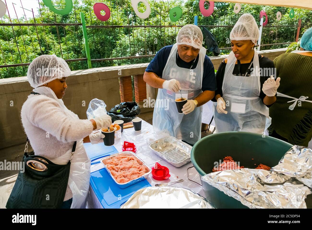 Johannesburg, Südafrika - 24. März 2018: Freiwillige Helfer der Soup Kitchen Community bereiten Mahlzeiten für afrikanische Kinder im Waisenhaus zu Stockfoto