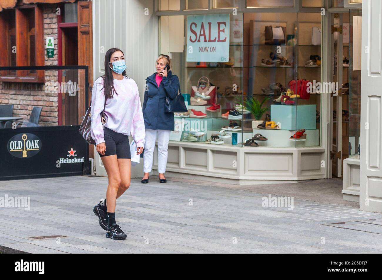 Cork, Irland. Juli 2020. Eine Frau trägt eine Gesichtsmaske in Cork City, um sich vor Covid-19 zu schützen. Quelle: AG News/Alamy Live News Stockfoto