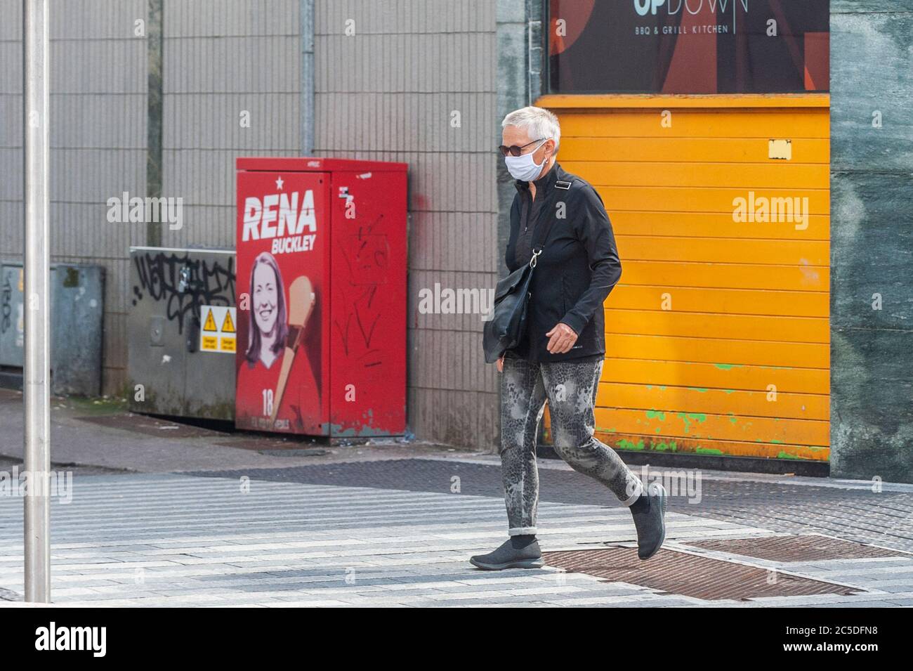 Cork, Irland. Juli 2020. Eine Frau trägt eine Gesichtsmaske in Cork City, um sich vor Covid-19 zu schützen. Quelle: AG News/Alamy Live News Stockfoto
