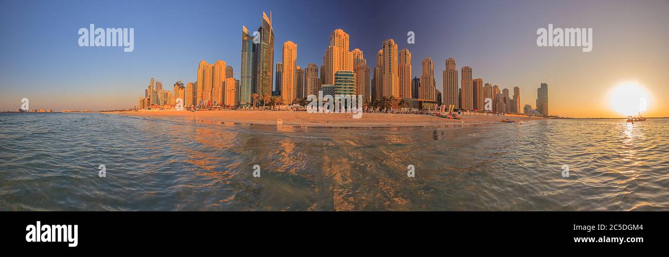 Blick auf Dubais Marina Viertel vom offenen Strand Stockfoto