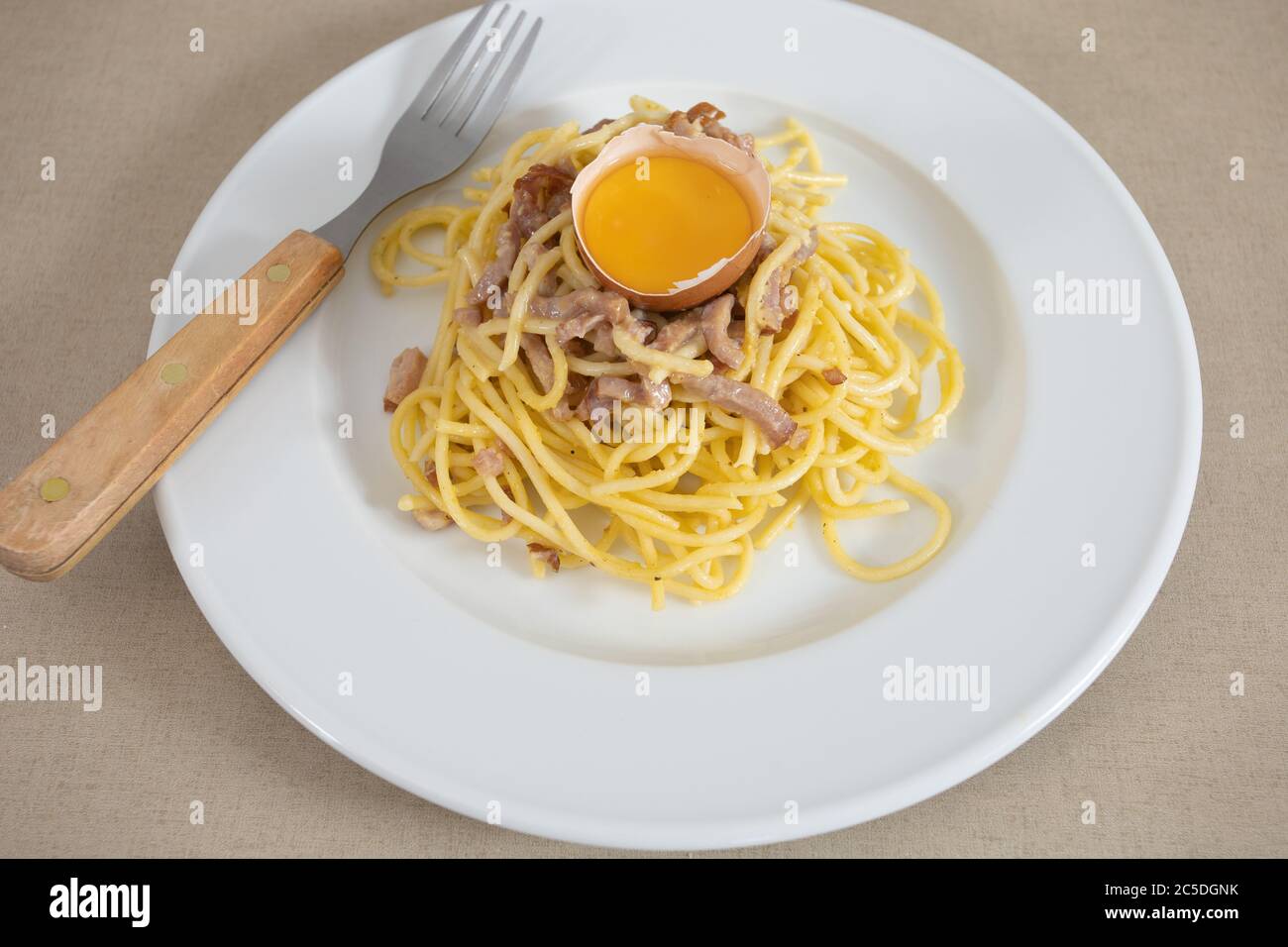 Platte mit Carbonara Spaghetti auf einem Tisch Stockfoto