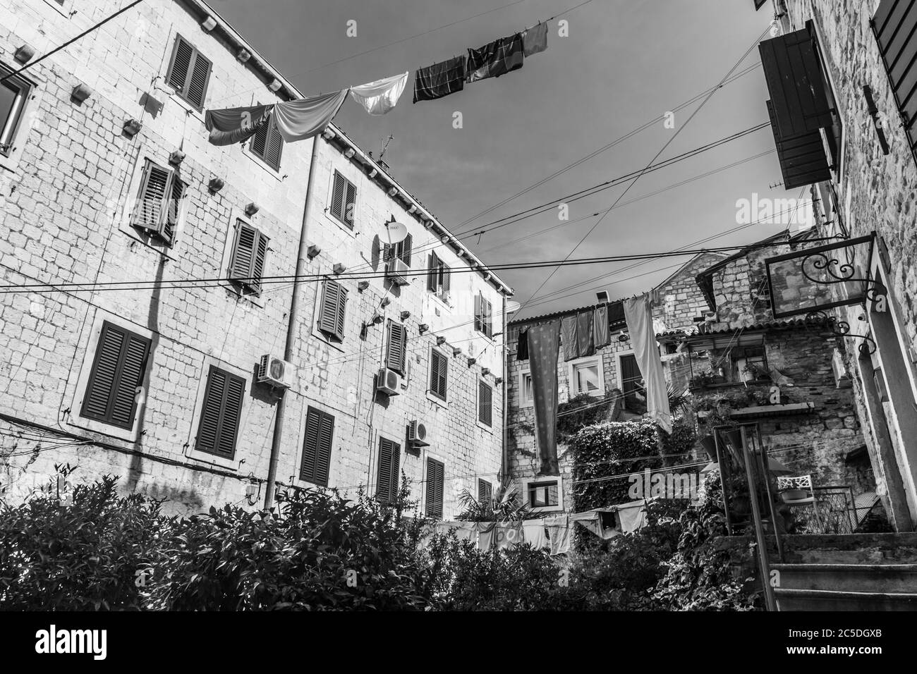 SPLIT, KROATIEN, 7. AUGUST 2019: Kleidung hängt zwischen alten Gebäuden im historischen Zentrum Stockfoto