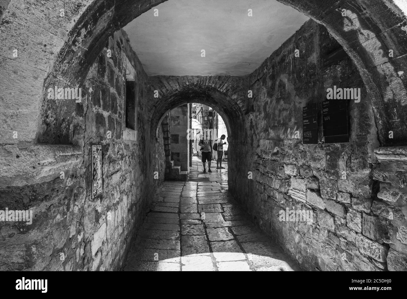 Ein Steintunnel im Stadtzentrum von Split, Kroatien Stockfoto