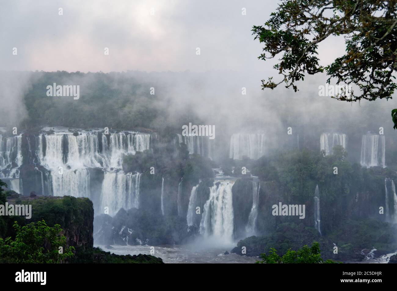 Sprühnebel, die über den Iguacu-Fällen, Brasilien, Südamerika, aufsteigen Stockfoto