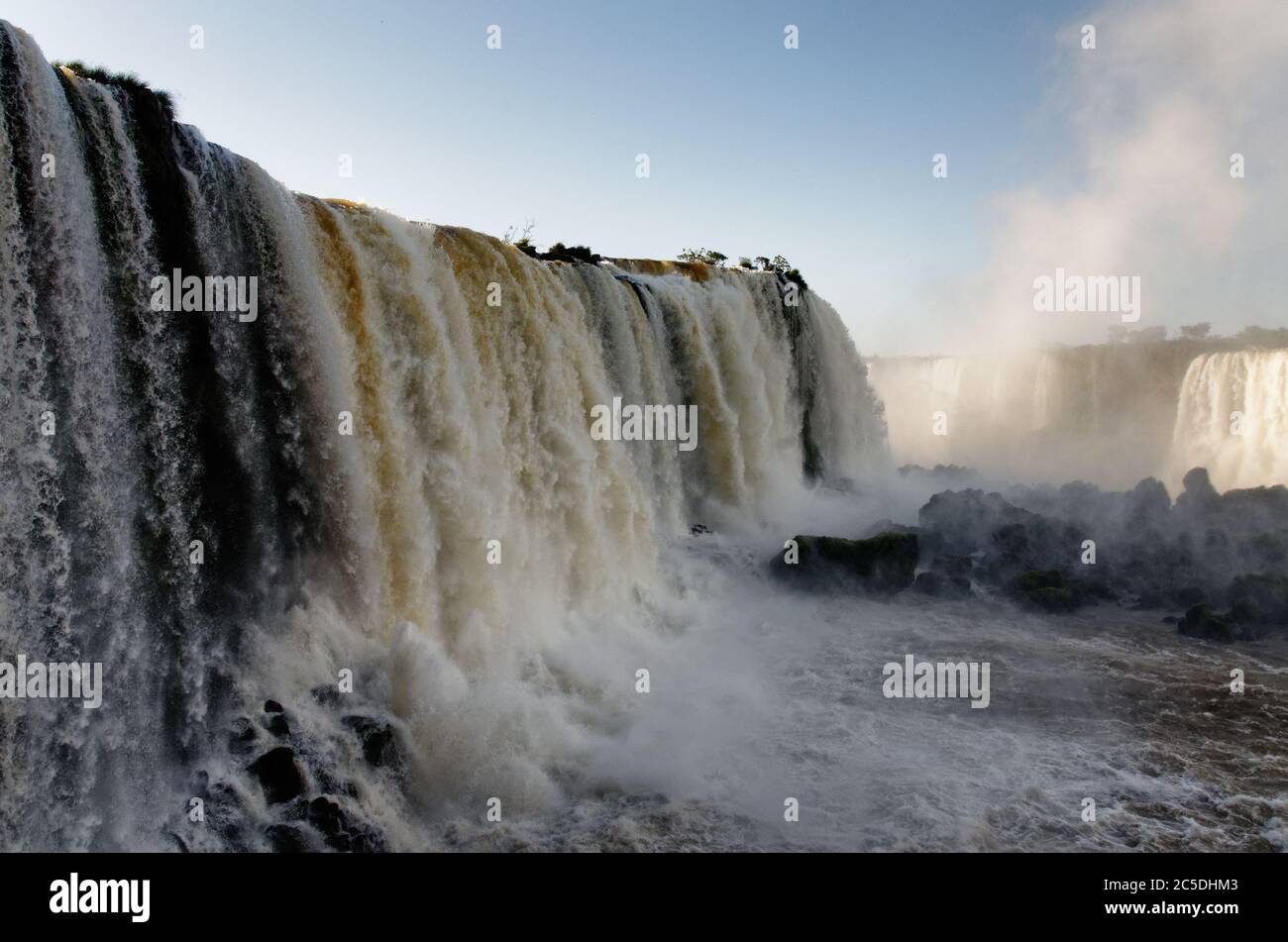 Wassersprühnebel steigt vom Devils Throat Wasserfall bei Iguacu Falls, Brasilien, Südamerika Stockfoto