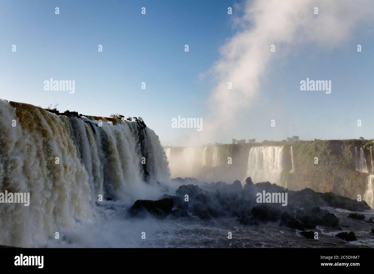 Wassersprühnebel steigt vom Devils Throat Wasserfall bei Iguacu Falls, Brasilien, Südamerika Stockfoto