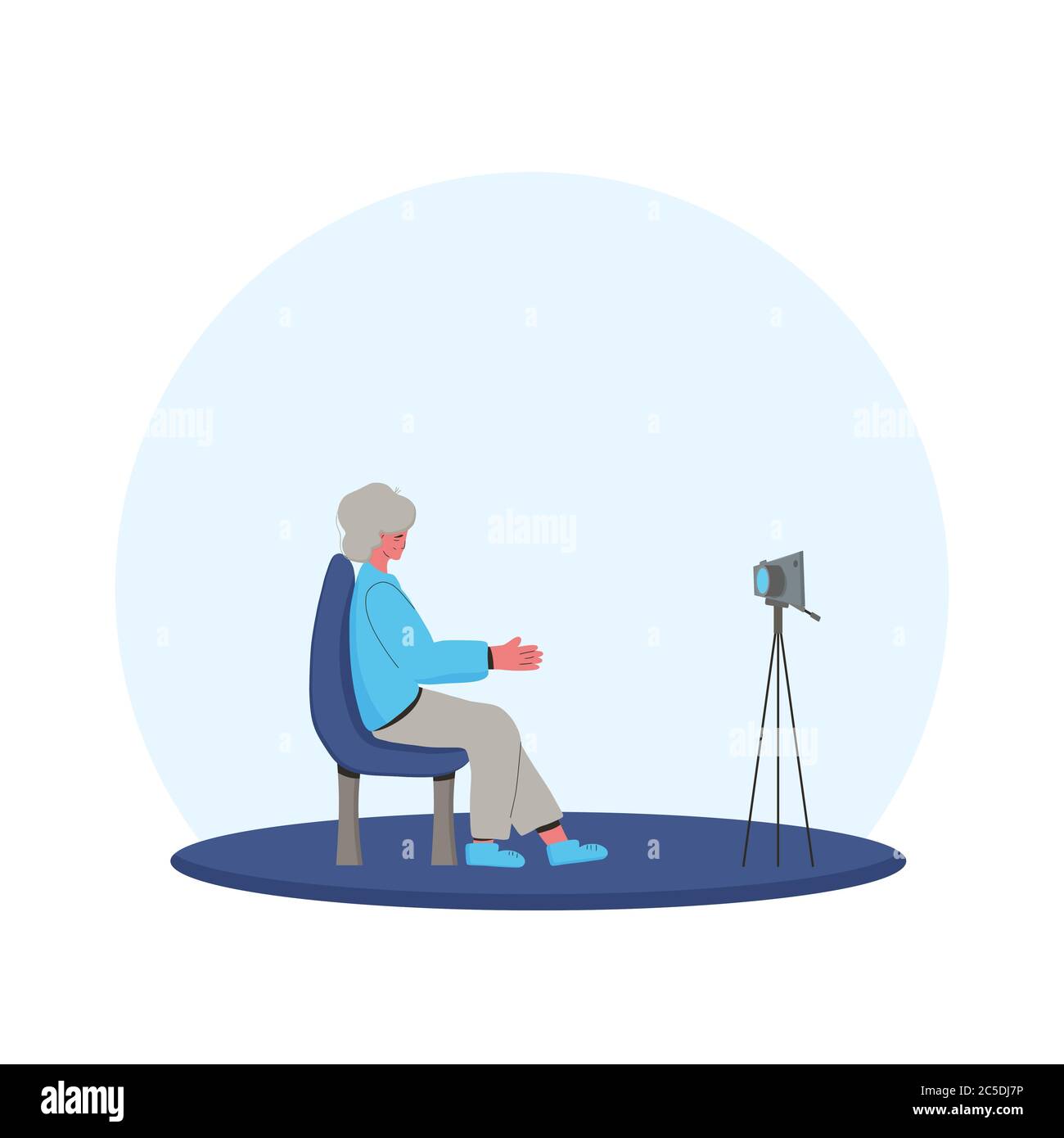 Senior Blogger, der neue Inhalte aufzeichnet. Reife Frau streamt vor der Kamera. Graue Haare weibliche Lehrerin haben ein Webinar. Vektorfarbe illustrat Stock Vektor