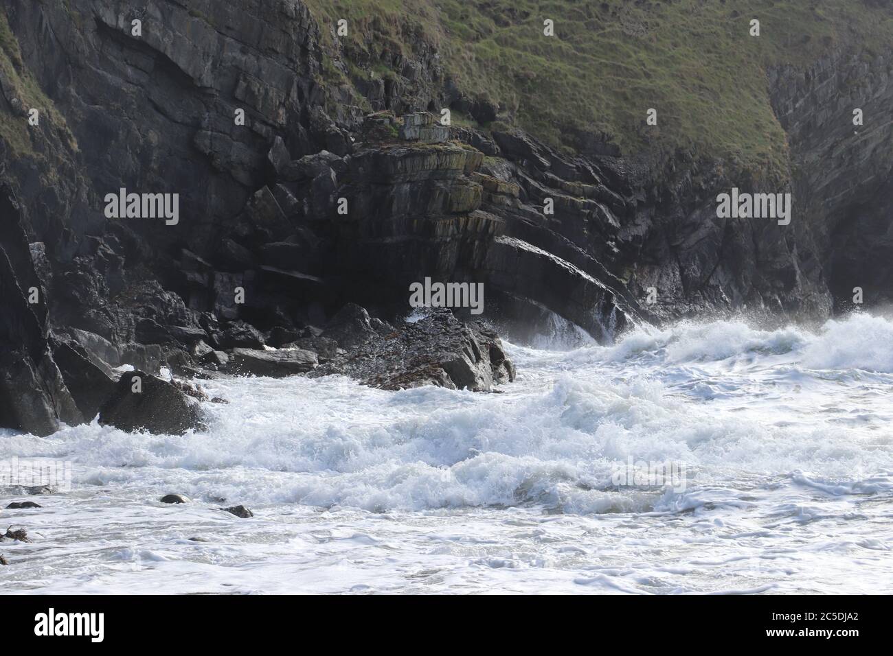 Grüne Meeresklippen mit Blick auf das blaue Meer Stockfoto