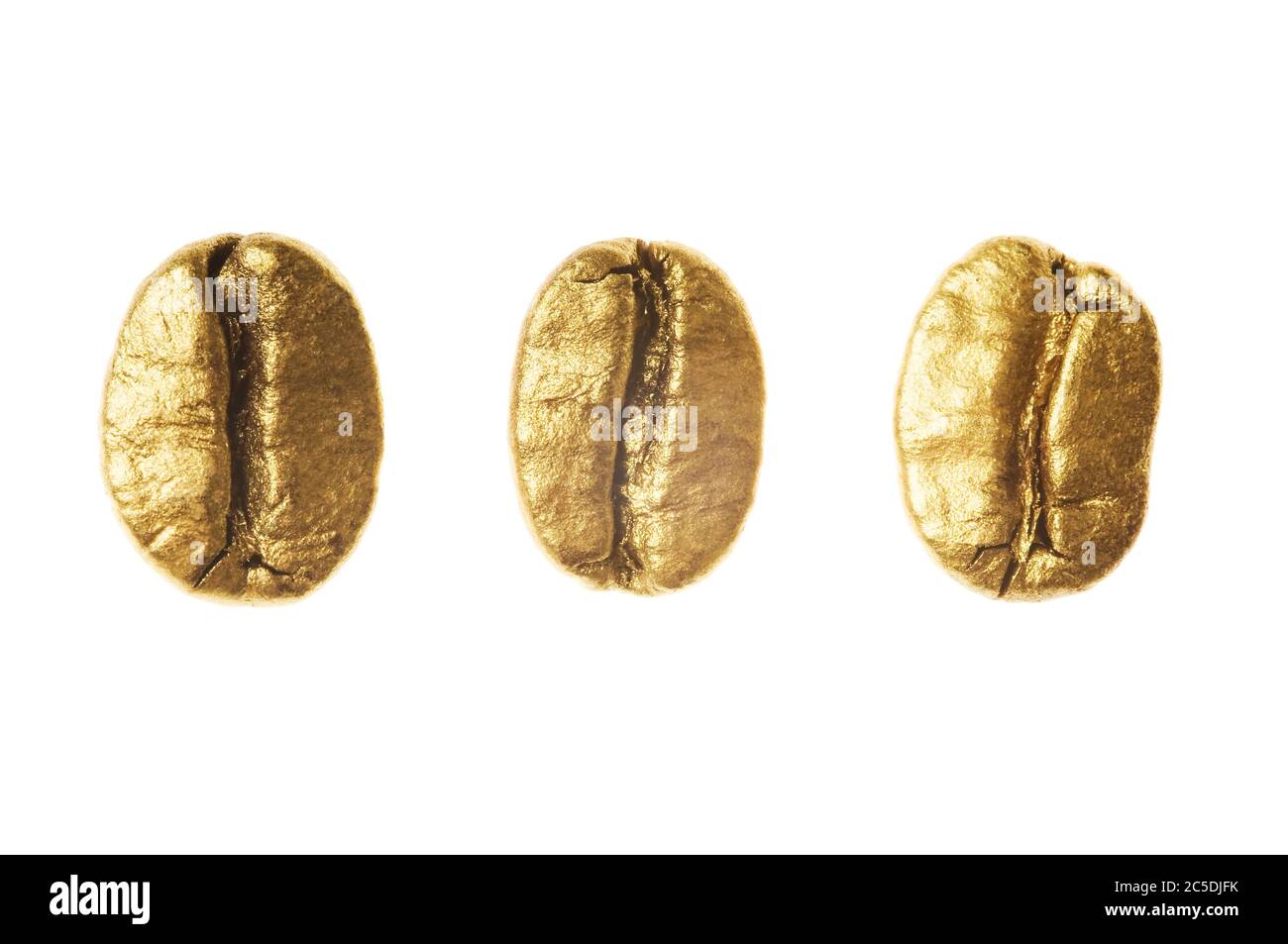 Goldene Kaffeebohnen isoliert auf weißem Hintergrund - Detail. Nahaufnahme einer goldenen Bohne Aroma schwarzen Koffein Getränk Zutat für Kaffee Getränk Stockfoto