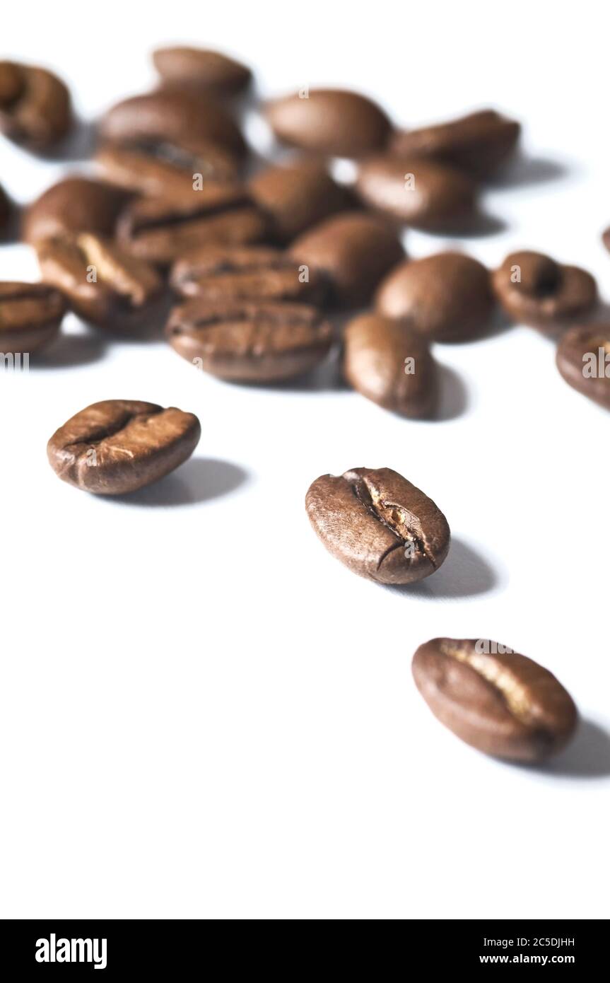 Geröstete Kaffeebohnen isoliert auf weißem Hintergrund - Detail. Nahaufnahme einer braunen Bohne von Aroma schwarzen Koffein Getränk Zutat für Kaffee Getränk Stockfoto
