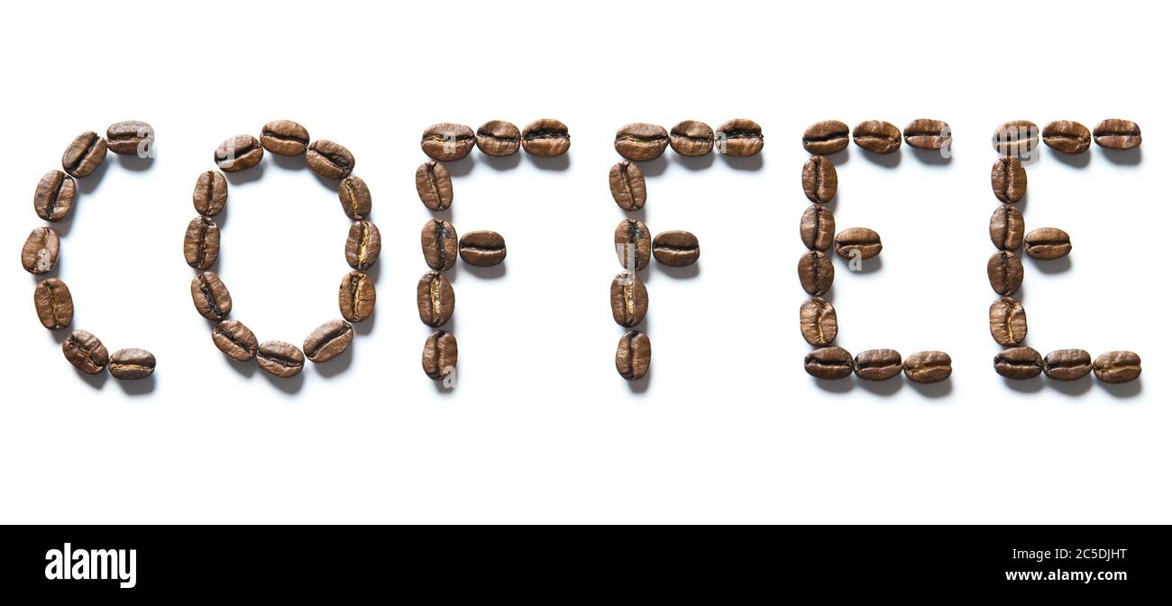 Wort KAFFEE Form aus gerösteten Kaffeebohnen Buchstaben isoliert auf weißem Hintergrund. Nahaufnahme einer braunen Bohne von Aroma schwarzen Koffein Getränk Zutat Stockfoto
