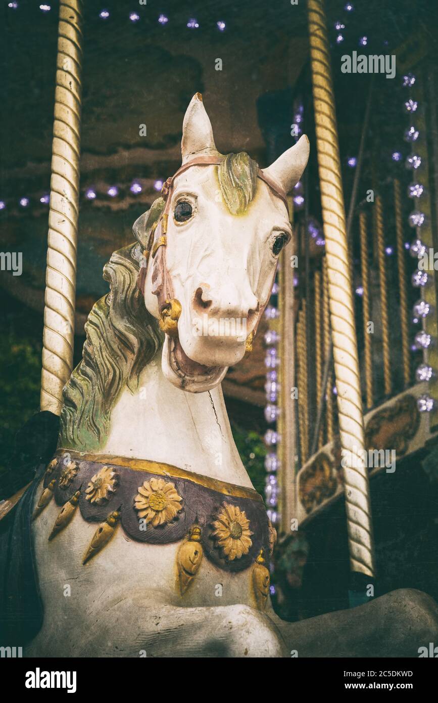 Karussell weißes Pferd mit Vintage-Look Stockfoto