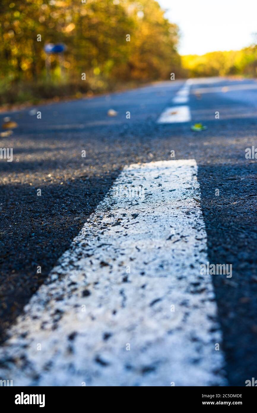 Asphalt Textur Hintergrund mit weißen Linien Markierungen, abstrakter Hintergrund Nahaufnahme isoliert Stockfoto