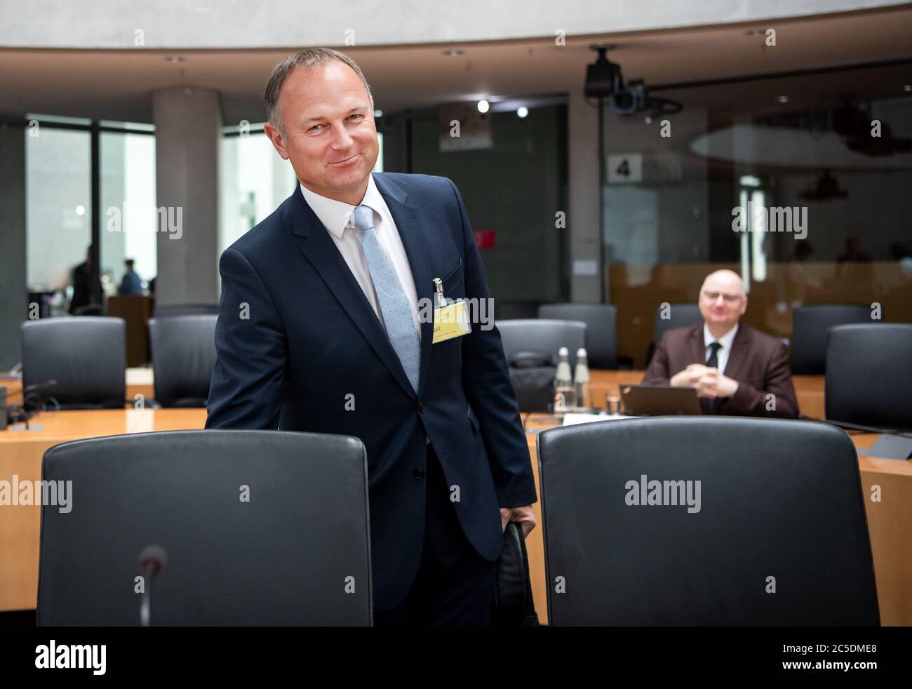 Berlin, Deutschland. Juli 2020. Götz Blumenberg, Projektleiter für Großprojekte beim Kraftverkehrsbundesamt, kommt zu Beginn der 22. Sitzung des 2. Untersuchungsausschusses im Deutschen Bundestag an seinen Sitz. Blumenberg wurde dort als Zeuge gerufen. Der Ausschuss soll das umstrittene Verhalten von Bundesverkehrsminister Scheuer und seinem Ministerium bei der Vorbereitung, Vergabe und Beendigung der Betreiberverträge für die PKs klären. Quelle: Bernd von Jutrczenka/dpa/Alamy Live News Stockfoto