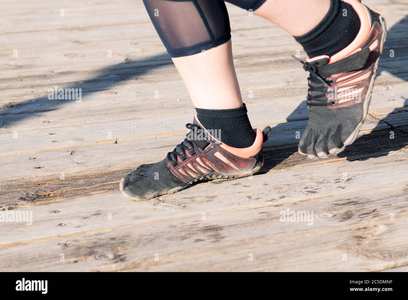 Lauffüße mit fünf Zehen Laufschuhe, barfuß-Sportkonzept und gesunder  Lebensstil Stockfotografie - Alamy