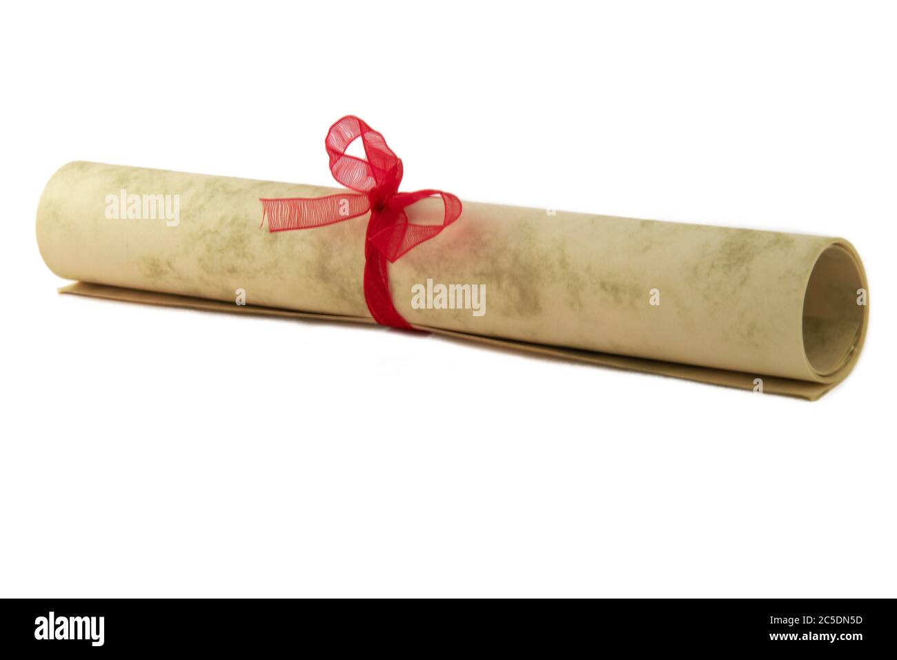 Zertifikat Papier Rolle isoliert auf weiß mit Bogen. Diplom oder Auszeichnung Dokument. Abschluss, Erfolgsleistung Pergament mit Band. Hochschulbildung Stockfoto