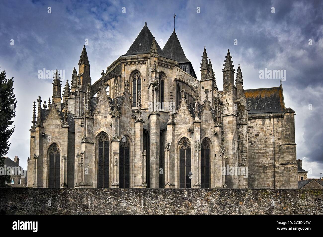 Kirche Saint Malo, Dinan, Bretagne, Frankreich, Europa. Es ist ein schönes Beispiel für spätextravagante gotische Architektur mit eleganten gewundenen Linien. Stockfoto