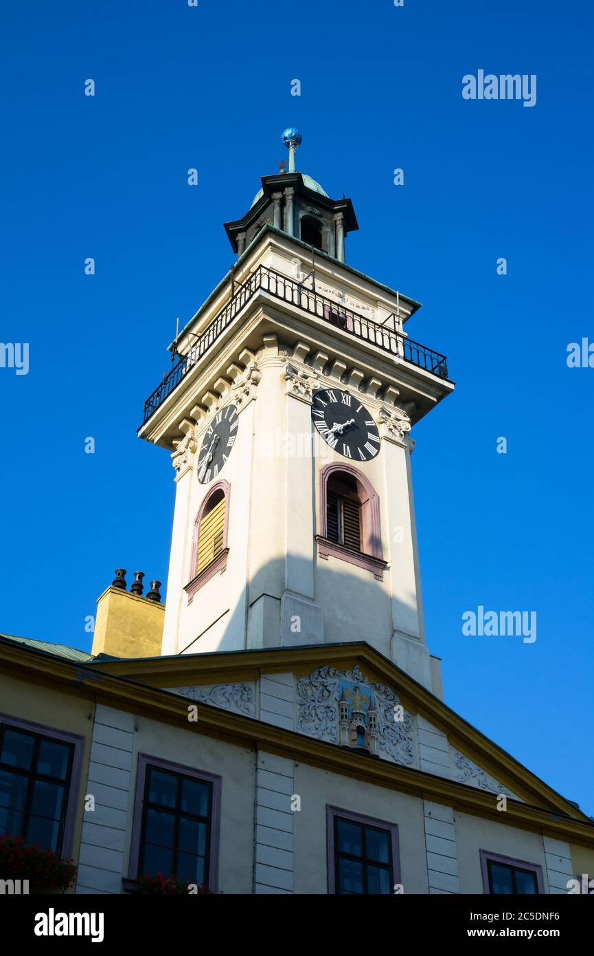 Rathaus ( Ratusz miejski ), Cieszyn, Schlesien, Polen, Mitteleuropa - barocker Glockenturm und klassizistischer Giebel Stockfoto