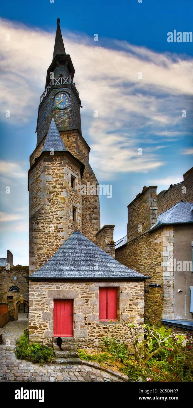 Uhrturm, Bretagne, Frankreich. Dieser mittelalterliche Turm symbolisiert die Macht der Bourgeoisie gegen den Klerus und die Herzogmacht. Tolle Aussicht von oben. Stockfoto