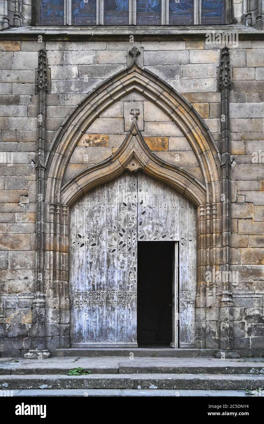 Portal der Kirche Saint Malo, Dinan, Bretagne, Frankreich, Europa. Eines der spätgotischen Portale mit hebräischer Schrift. Stockfoto