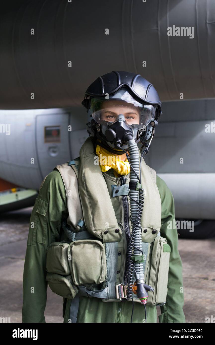 Figur des Jagdfliegers vor dem Militärflugzeug. Mannequin trägt Fluganzug - Helm, Maske zum Atmen, Overall, Weste. Direkter Look Stockfoto