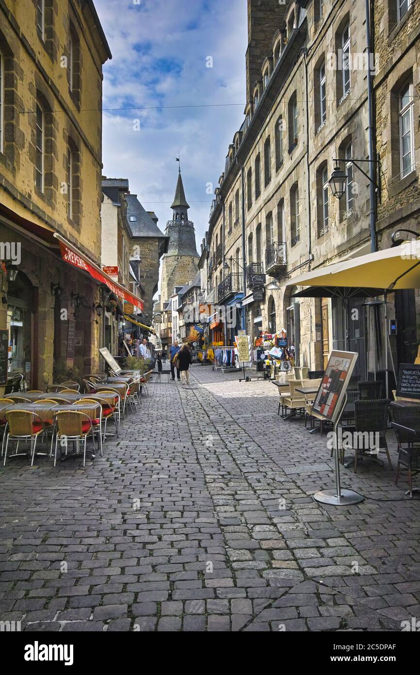 Rue de l'Horloge, Dinan, Bretagne, Frankreich. Es ist eine der Hauptstraßen in dieser mittelalterlichen Stadtmauer. Historische Gebäude säumen diese alte Straße. Stockfoto