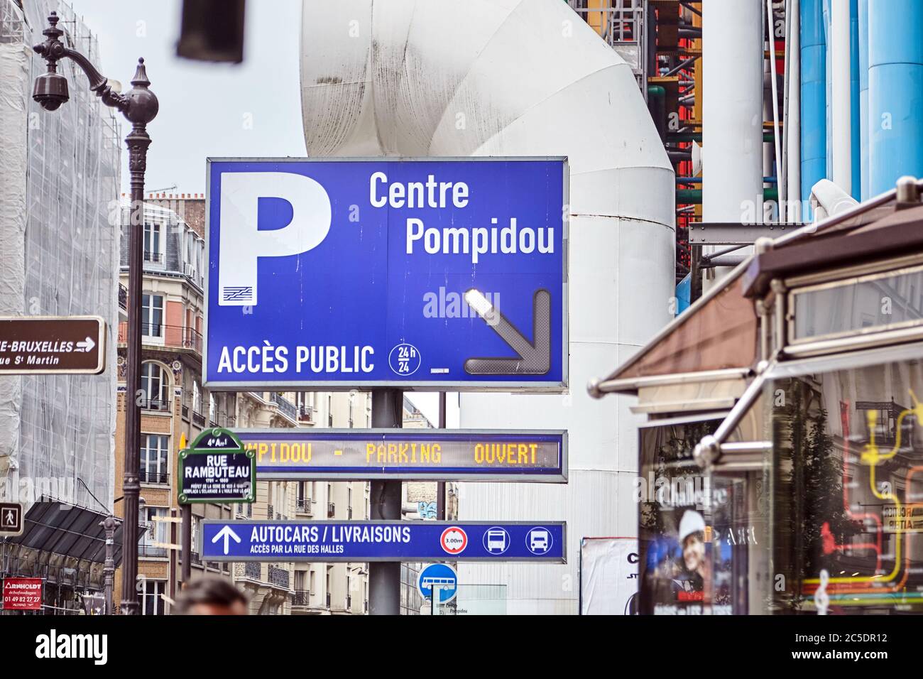 Paris, Frankreich - 18. Juni 2015: Straßenschild für Parkplätze am Centre Pompidou Stockfoto