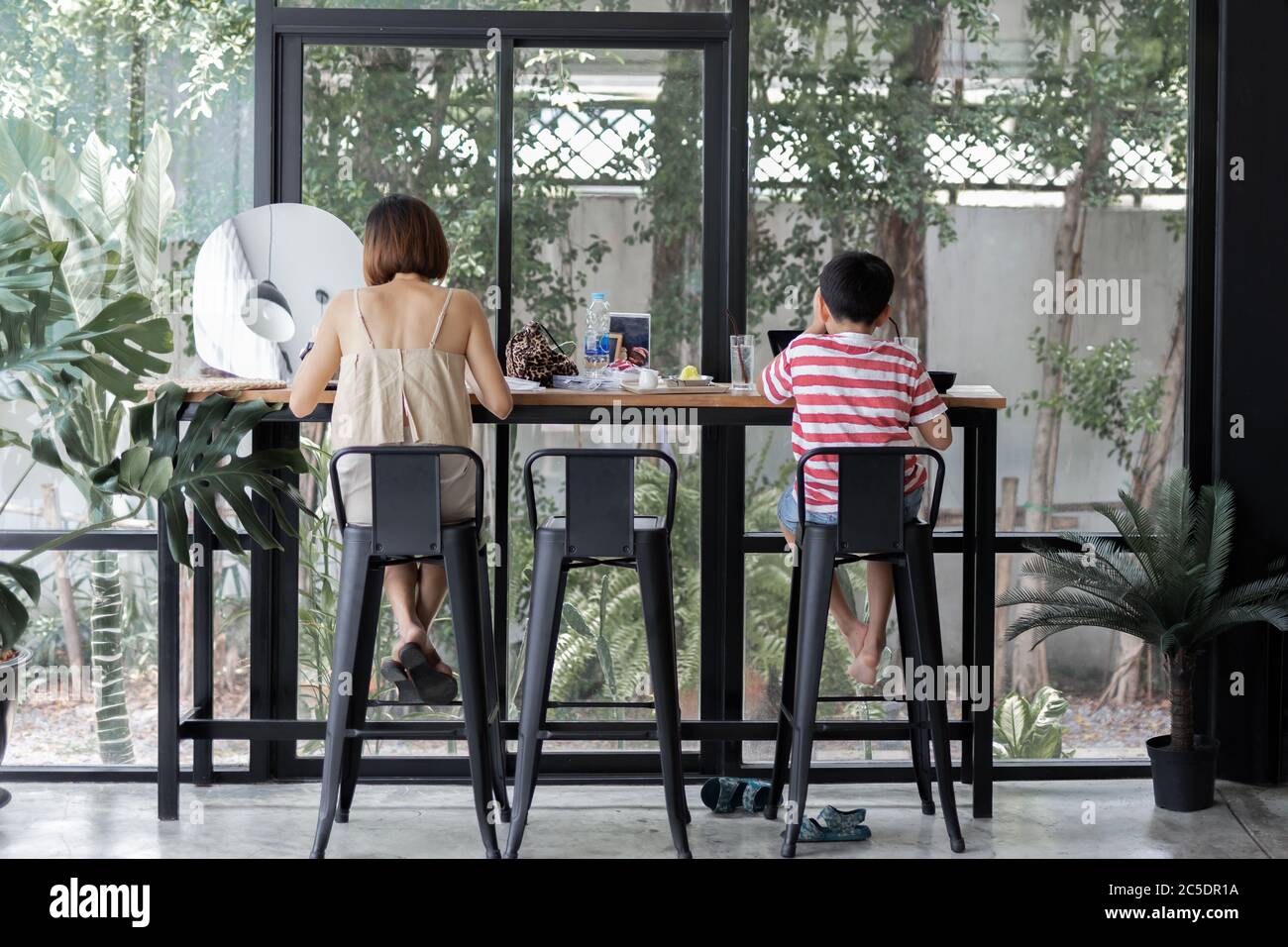 Mutter und Sohn essen zusammen im Café. Stockfoto