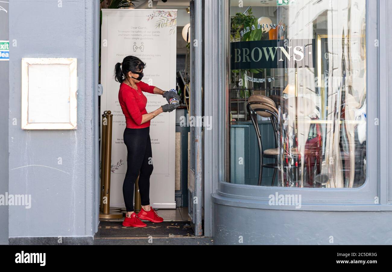 Brighton UK 2. Juli 2020 - Mitarbeiter im Browns Restaurant in Brighton bereiten sich auf die Wiedereröffnung an dem, was als Super Samstag an diesem Wochenende am 4. Juli genannt wurde. Pubs, Restaurants, Hotels und Friseure gehören zu den Unternehmen, die in den meisten von England dieses Wochenende wieder öffnen können, da die Sperrungen gelockert werden : Credit Simon Dack / Alamy Live News Stockfoto