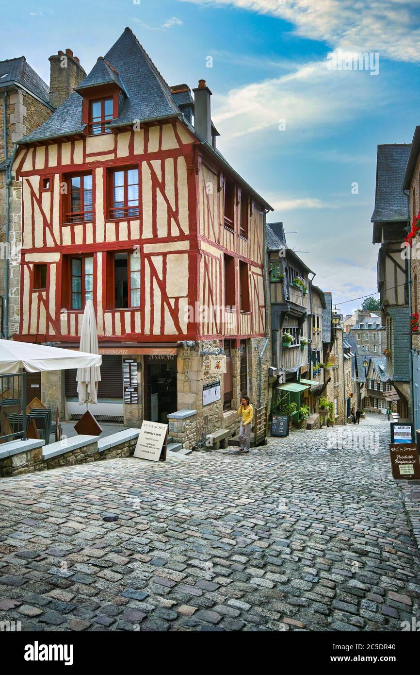Rue du Jerzual, Dinan, Bretagne, Frankreich. Dies ist eine der alten gepflasterten Straßen mit den charakteristischen mittelalterlichen Fachwerkhäusern. Stockfoto