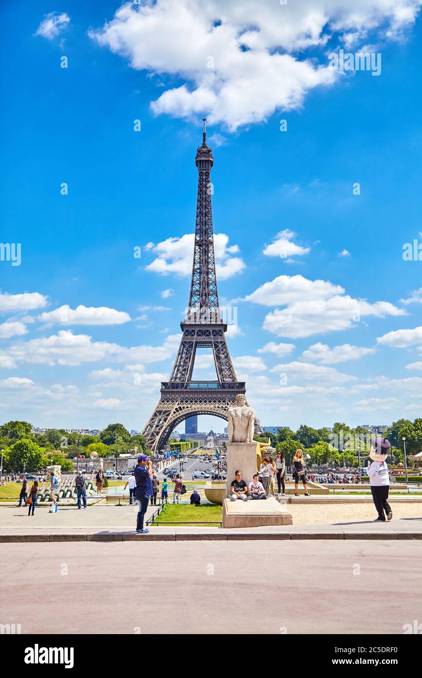 Paris, Frankreich - 19. Juni 2015: Blick auf die Brücke über die seine und den Eiffelturm an einem sonnigen Sommertag. Touristen werden gegen t fotografiert Stockfoto