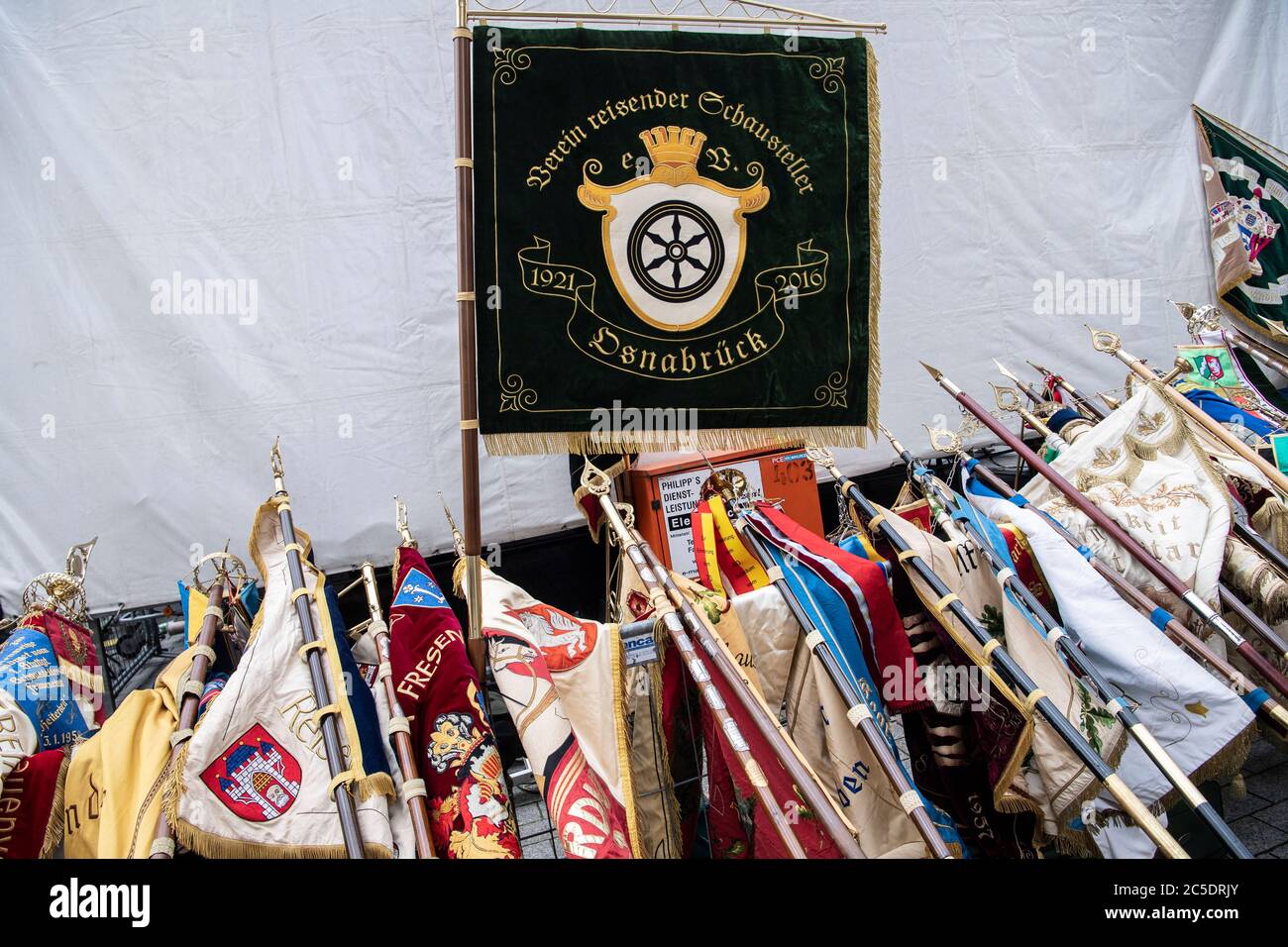 Berlin, Deutschland. Juli 2020. Flaggen deutscher Showmenverbände sind auf der Kundgebung des Deutschen Showmenverband am Brandenburger Tor zu sehen. Auf Plakaten, Transparenten und mit Reden protestierten die Teilnehmer bis mindestens Ende Oktober gegen das Verbot der Großveranstaltungen. Quelle: Paul Zinken/dpa/Alamy Live News Stockfoto