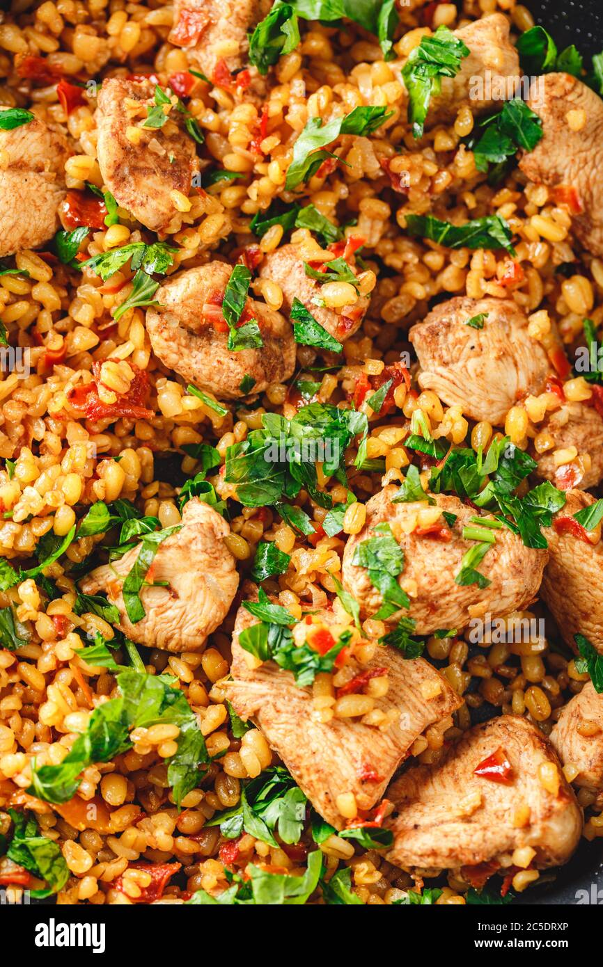 Nahaufnahme von Bulgur mit Huhn und Gemüse. Traditionelle Gerichte im Nahen Osten und im Mittelmeerraum Stockfoto
