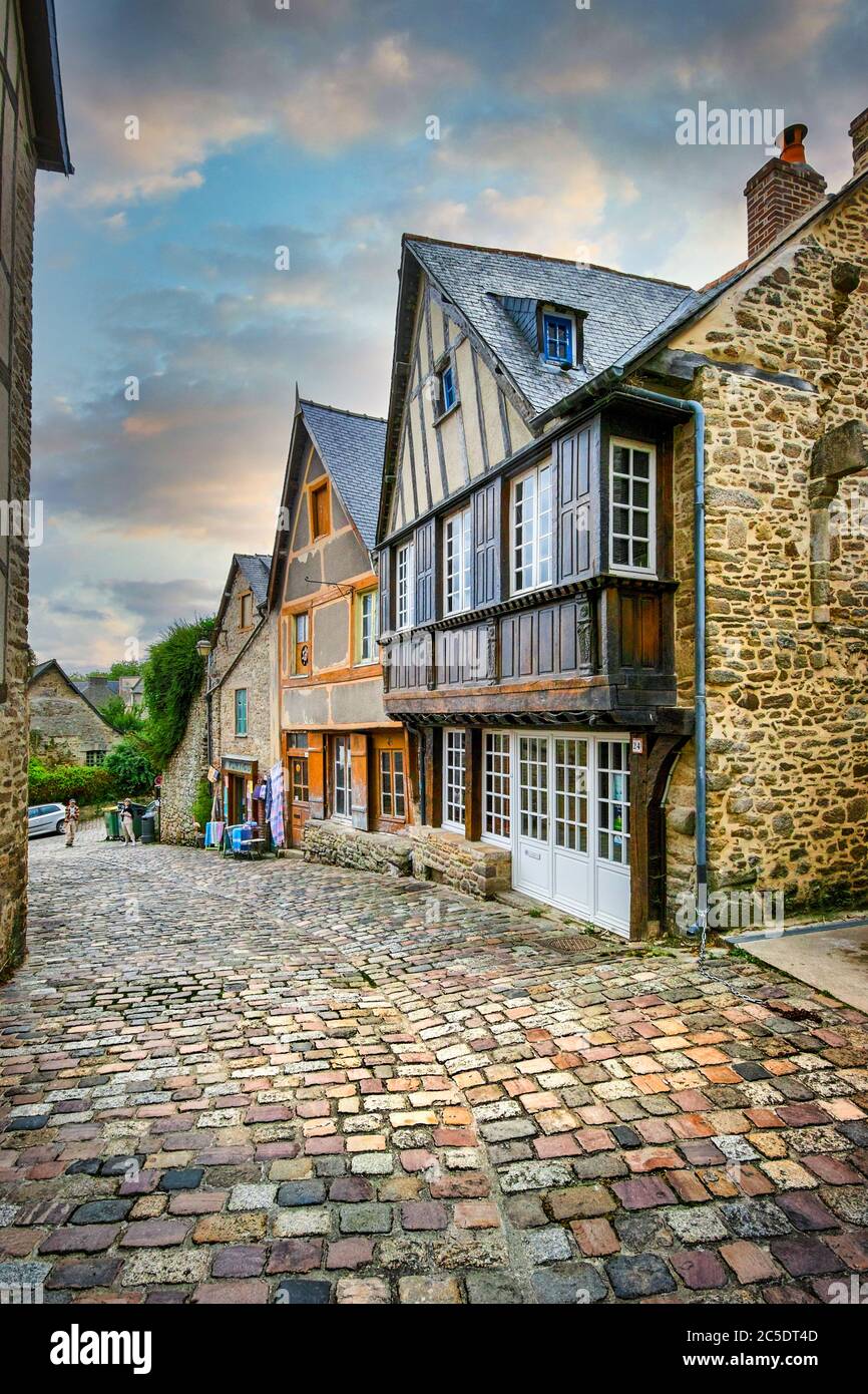 Dinan, Bretagne, Frankreich. Typische alte Fachwerk- und Steinhäuser entlang der Rue du Jerzual, einer alten gepflasterten Straße. Stockfoto