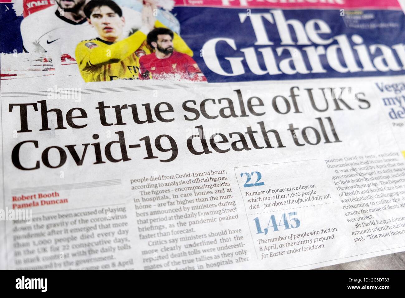 "Die wahre Größenordnung der britischen Covid-19-Todesrate" Schlagzeile auf der Titelseite des Guardian 20. Juni 2020 London England Großbritannien Stockfoto