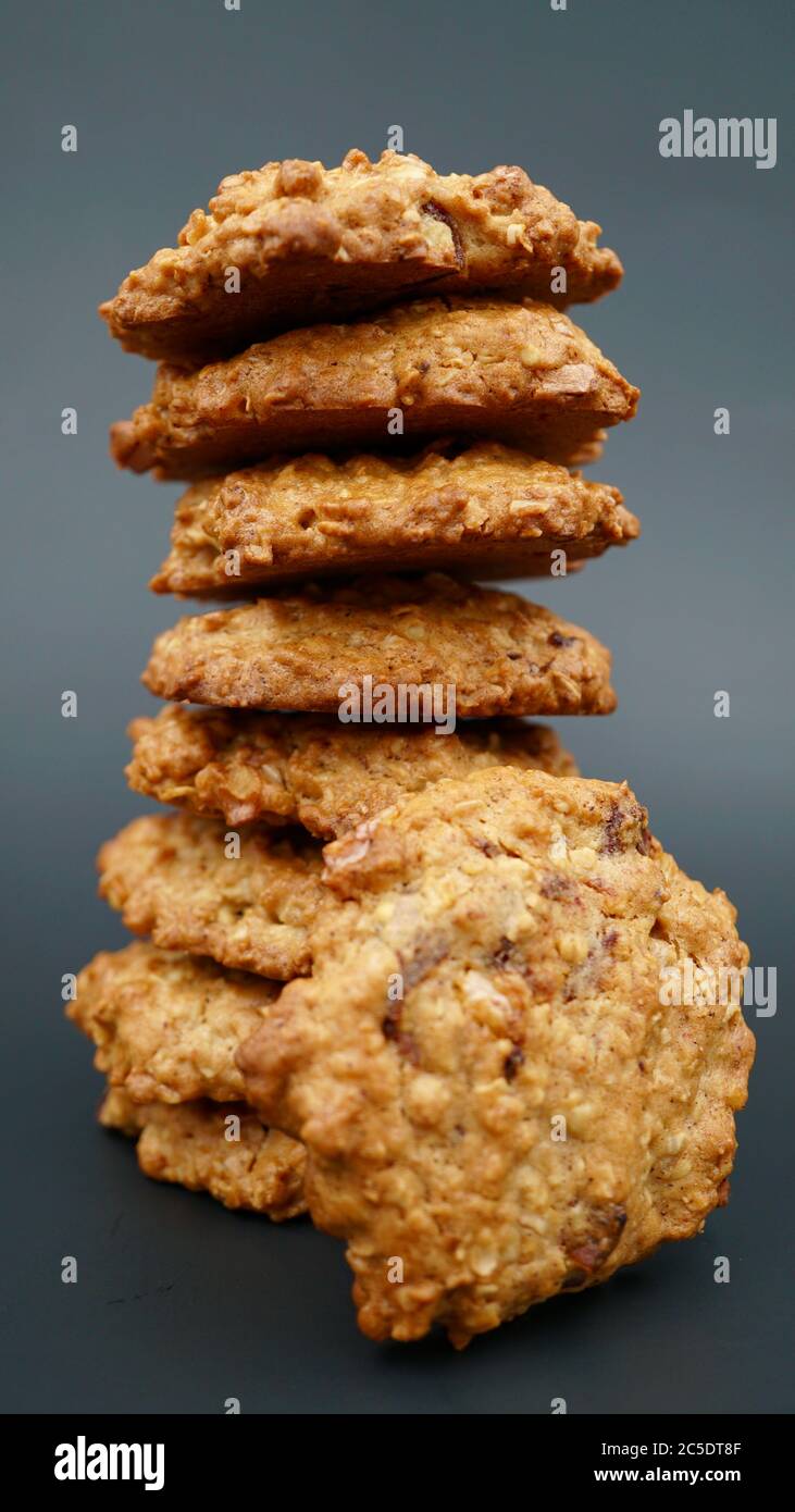 Ein Stapel hausgemachter Datter und Walnusskeks Stockfoto