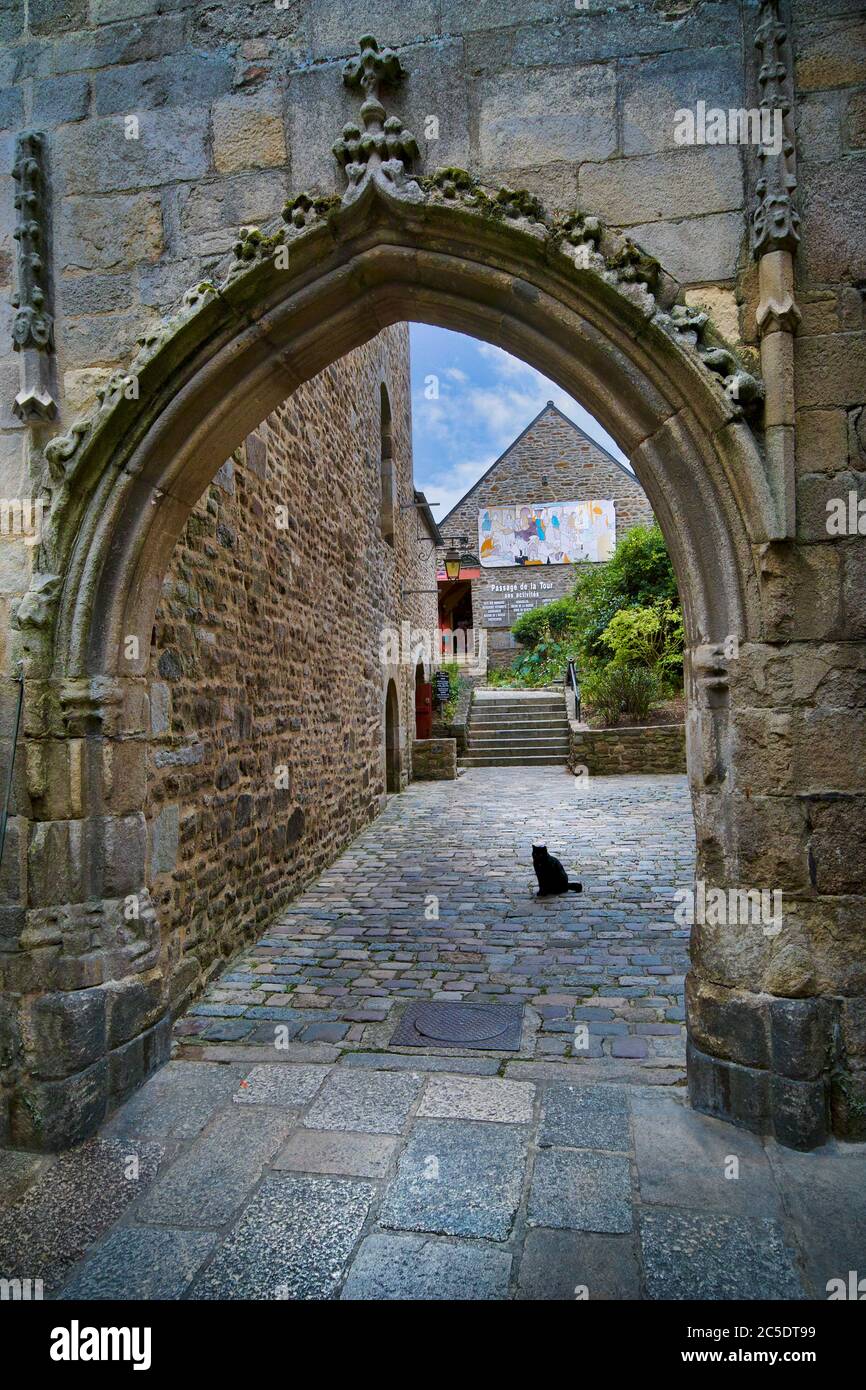 Rue de l'Horloge, Dinan, Bretagne, Frankreich. Gotisches Portal aus dem späten 14. Jahrhundert, das zum berühmten Uhrenturm führt. Stockfoto