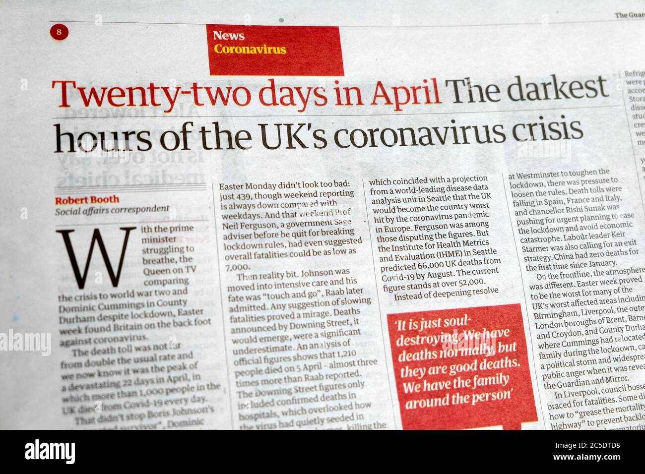 "22 Tage im April" die dunkelsten Stunden der britischen Coronavirus-Krise" Nachrichtenartikel auf der Innenseite Guardian Zeitung 20 June 2020 UK Stockfoto