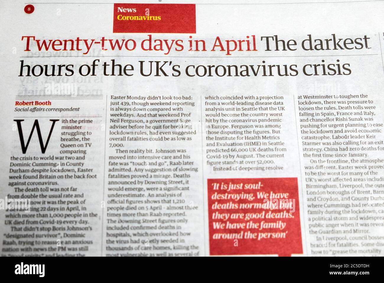 "22 Tage im April" die dunkelsten Stunden der britischen Coronavirus-Krise" Nachrichtenartikel auf der Innenseite Guardian Zeitung 20 June 2020 UK Stockfoto