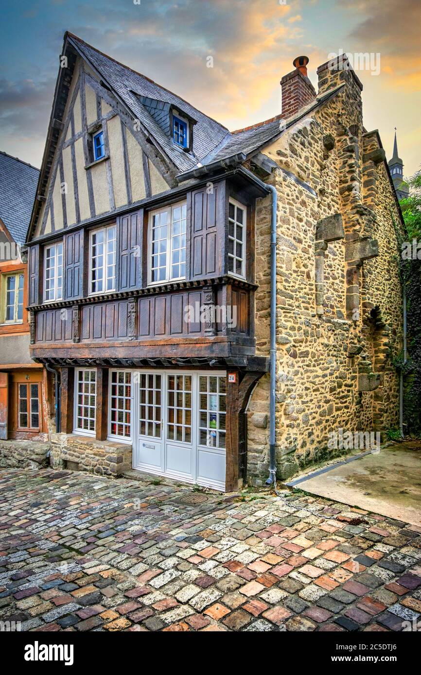 Dinan, Bretagne, Frankreich. Typisches altes, restauriertes Fachwerk- und Steinhaus an der Rue du Jerzual, einer alten gepflasterten Straße. Stockfoto