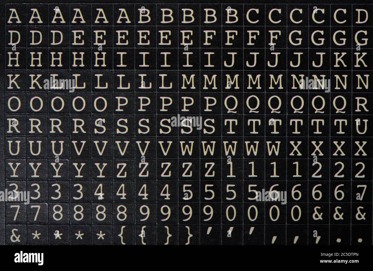 Etikett mit Buchstaben und Zahlen auf schwarzem Papierhintergrund Stockfoto