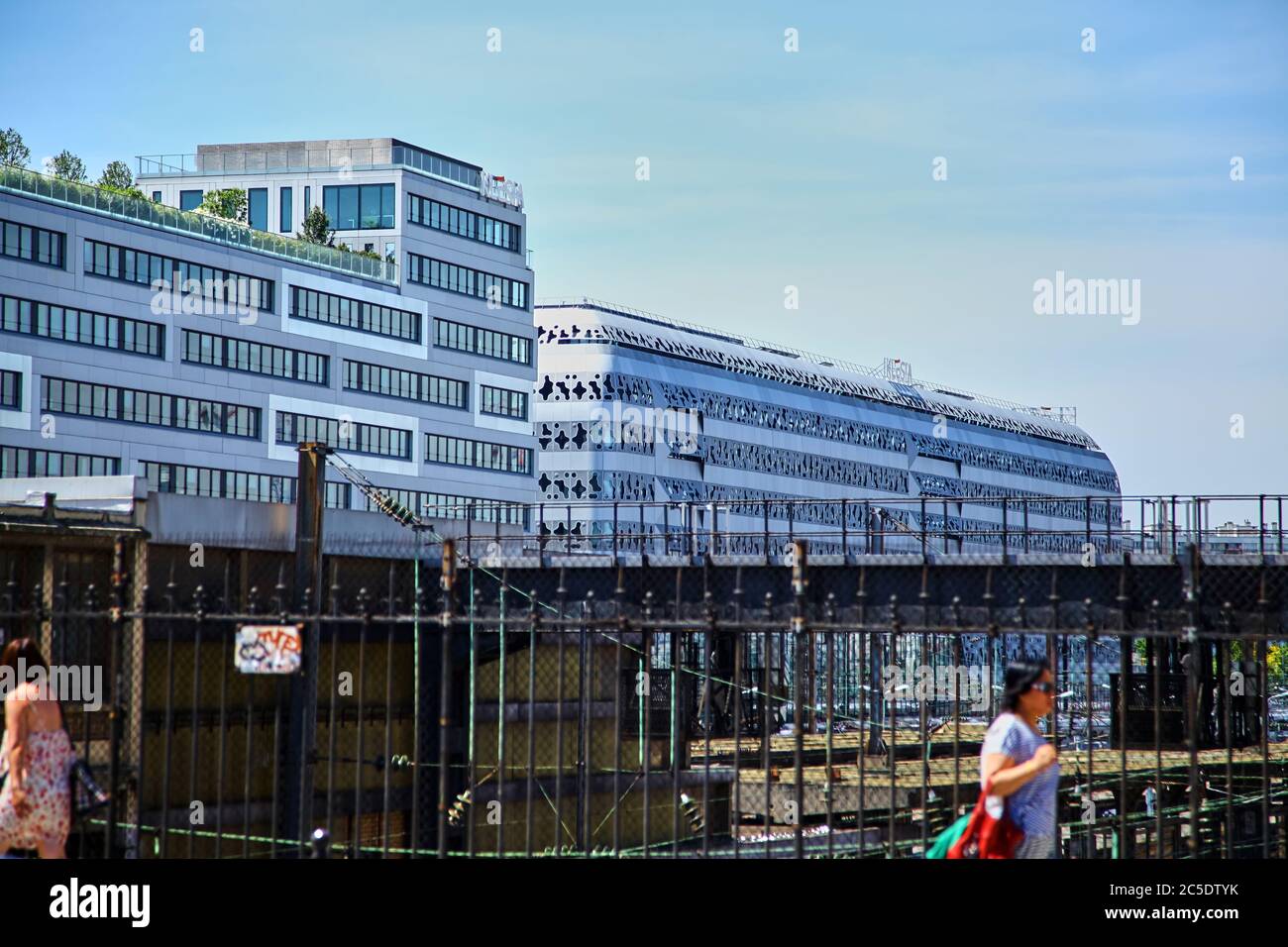 Paris, Frankreich - 28. Juni 2015: Eco-Quartier Clichy-Batignolles. Neue Moderne Architektur. Blauer Himmel. Sommer sonnigen Tag Stockfoto